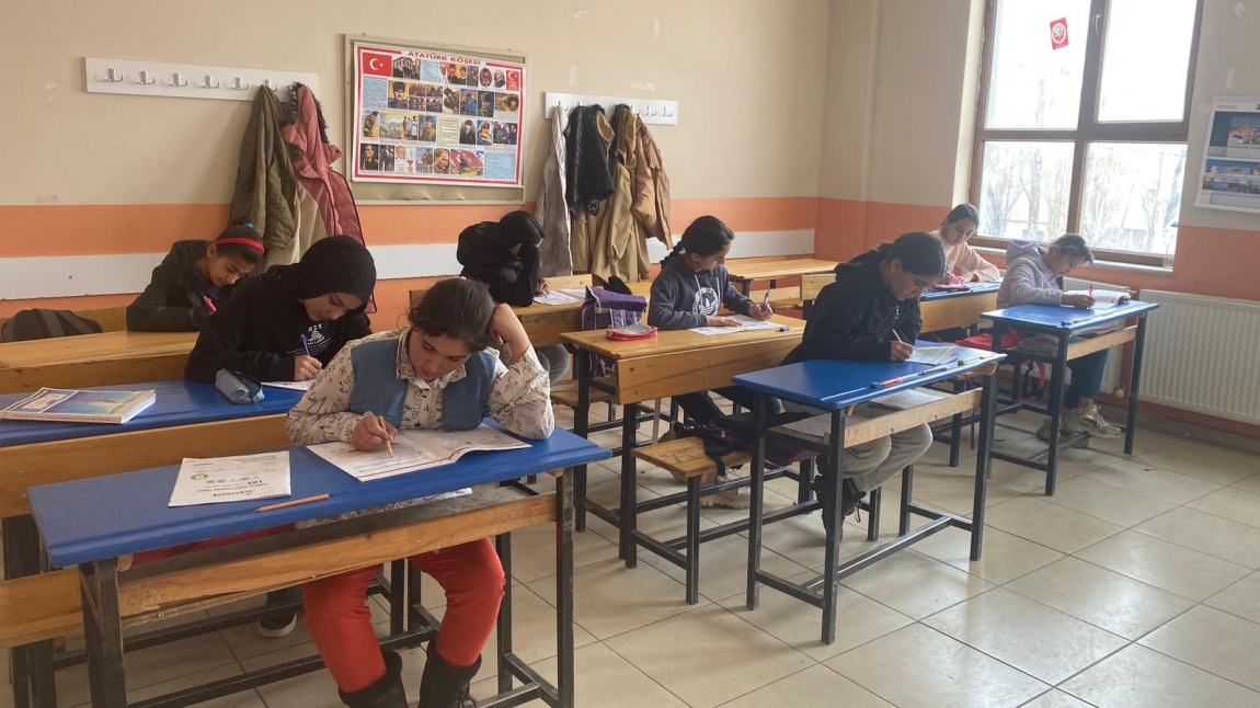 8. sınıf öğrencilerimizin gerçek sınav deneyimini yaşayabilmeleri için Türkiye geneli deneme sınavı uygulanmıştır.