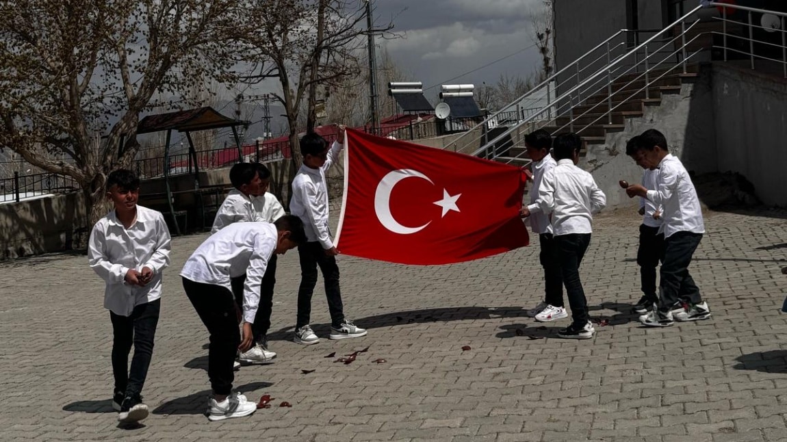 23 NİSAN KUTLU OLSUNN...